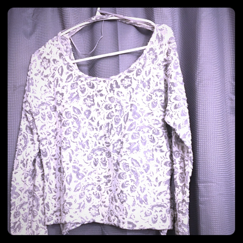 🛍Thin white and gray long sleeve with open back.